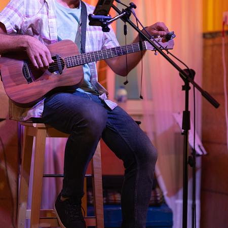 Ambiente nocturno con identidad local